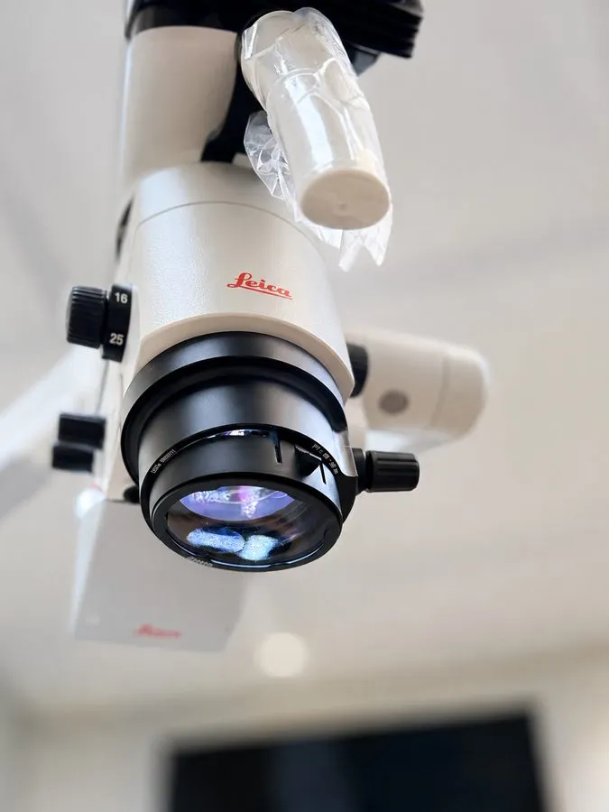 Leica surgical microscope used at SoftDental for high-magnification treatment